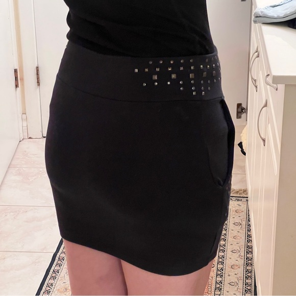 🌟✨bodycon mini skirt with Gold & Silver hardware - Picture 4 of 7
